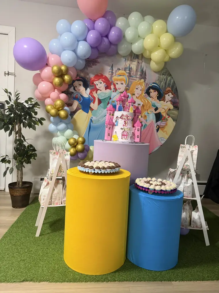 Decoração montada pela Party Decoration Fest no tema Princesas: painel, arco de balões e cilindros com bandejas