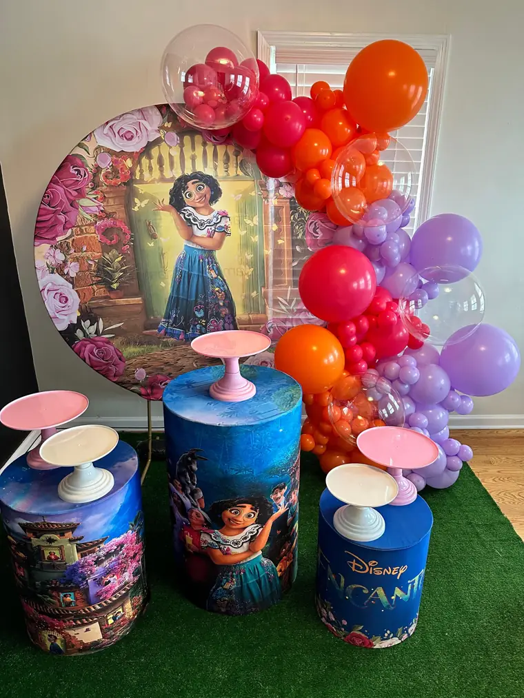 Decoração tema Encanto com balões roxos, laranja e rosa