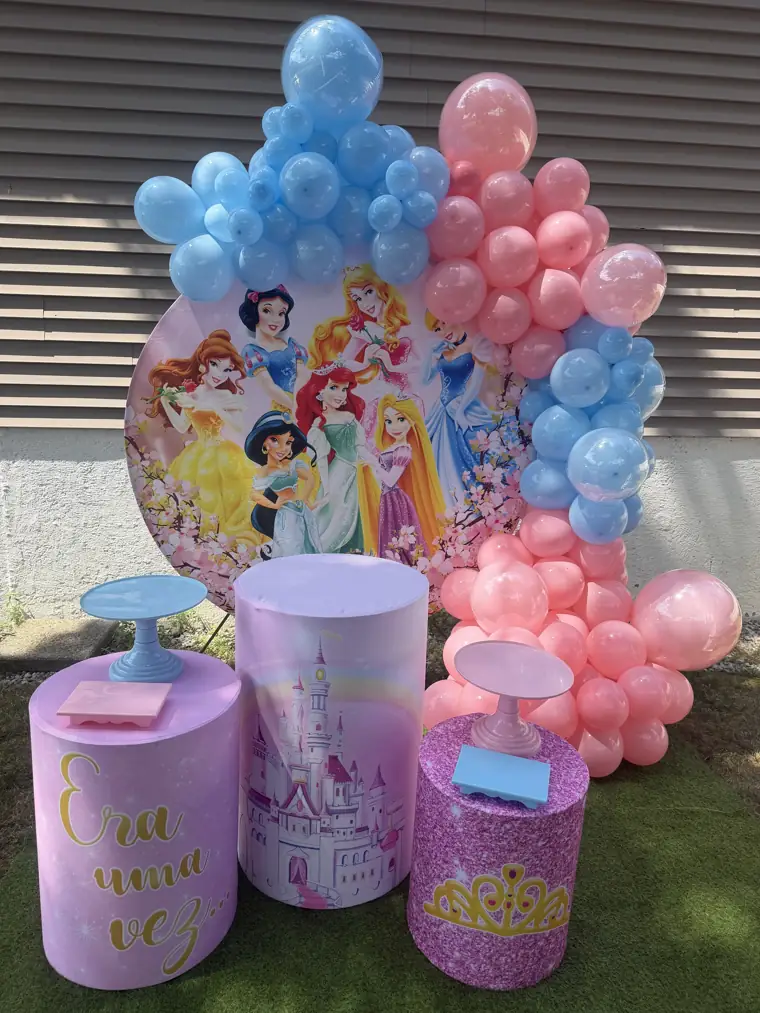 Decoração montada pela Party Decoration Fest no tema Era uma vez: painel, arco de balões e cilindros com bandejas