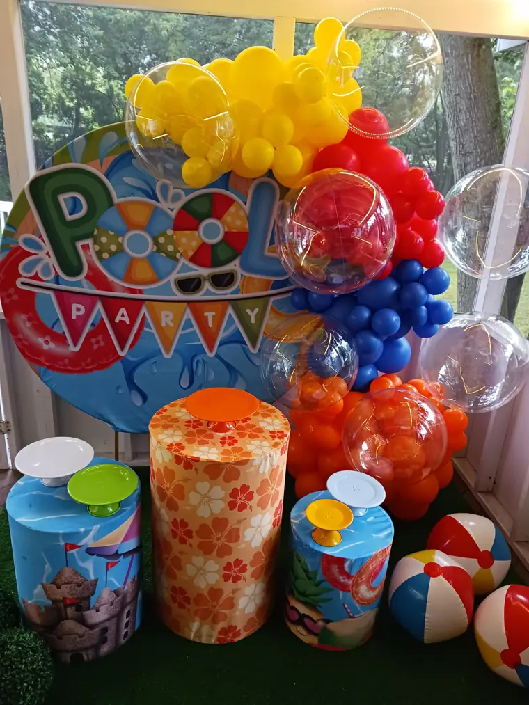 Decoração tema pool party com balões amarelos, vermelhos e azuis