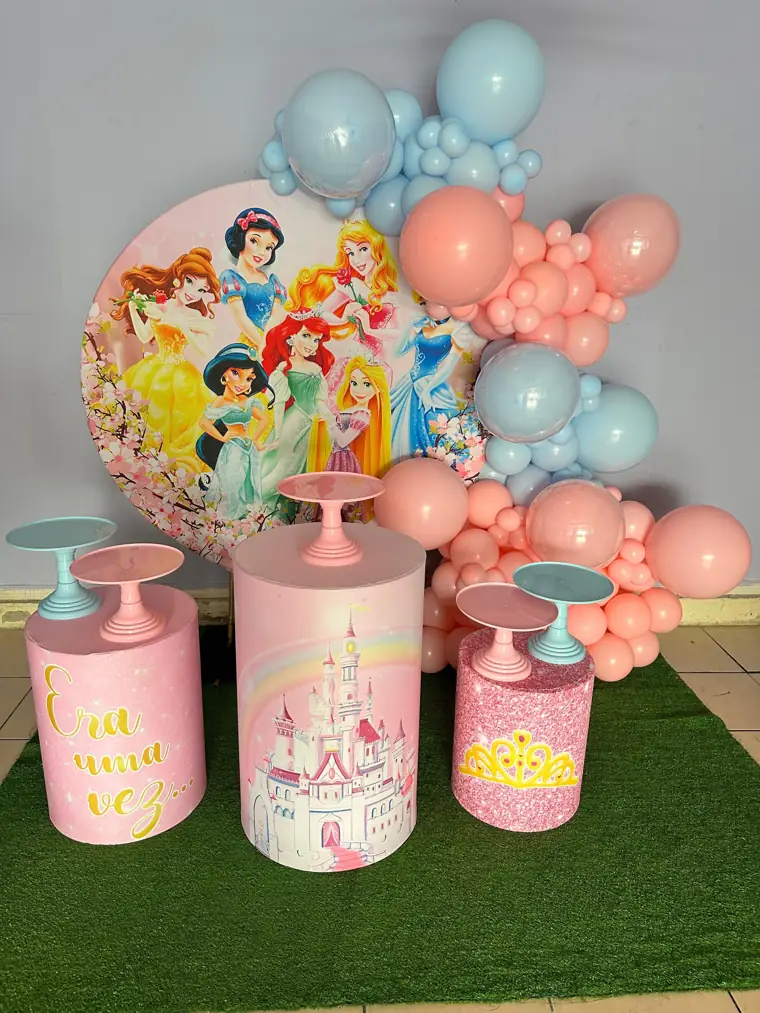 Decoração montada pela Party Decoration Fest no tema Castelo de princesa: painel, arco de balões e cilindros com bandejas