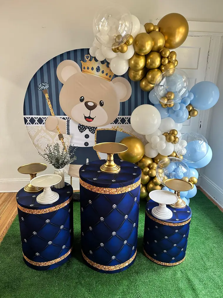 Decoração tema ursinho real com balões dourados e azuis