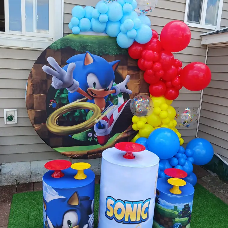 Decoração tema Sonic com balões azuis, vermelhos e amarelos