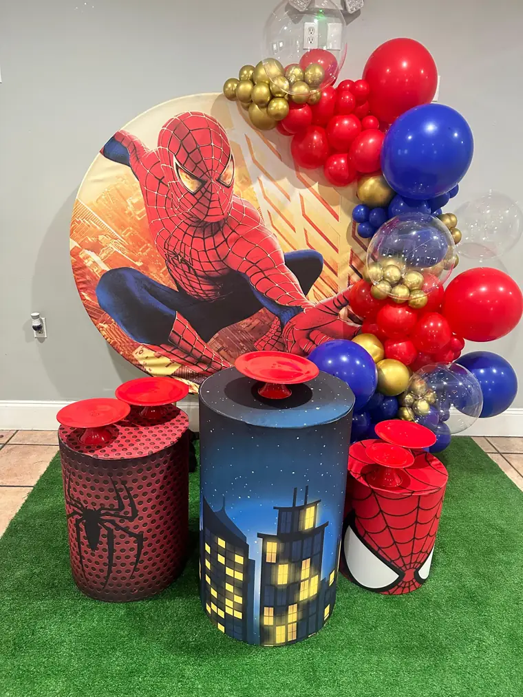 Decoração tema Homem-Aranha com balões vermelhos e azuis