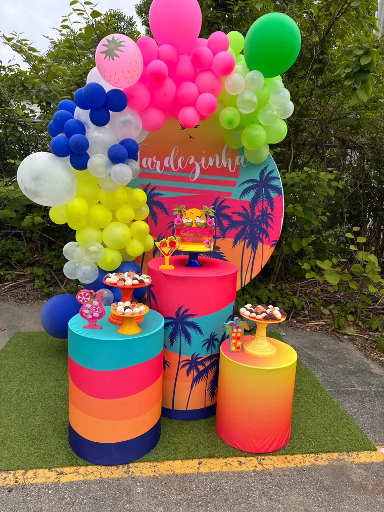 Decoração montada pela Party Decoration Fest no tema Tardezinha: painel, arco de balões e cilindros com bandejas